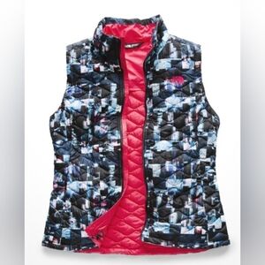 The North Face Women’s ThermoBall Vest Zip-up Multicolor Abstract Print small